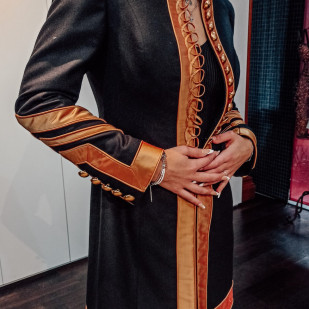 Kurzmantel mit Goldbesatz